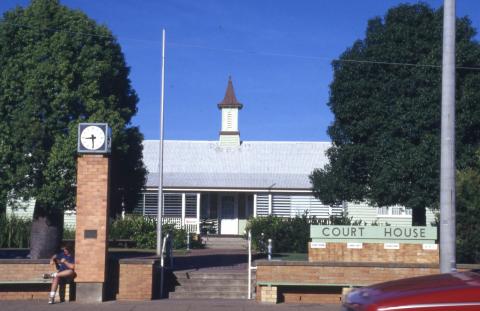 Front view of a court house in Gayndah