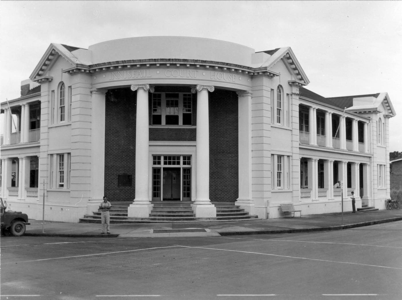 Court House, Innisfail: front entrance and portico