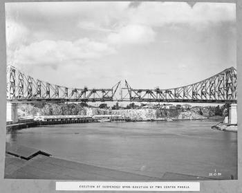 Erection of the final two centre panels of the Story Bridge, 1939